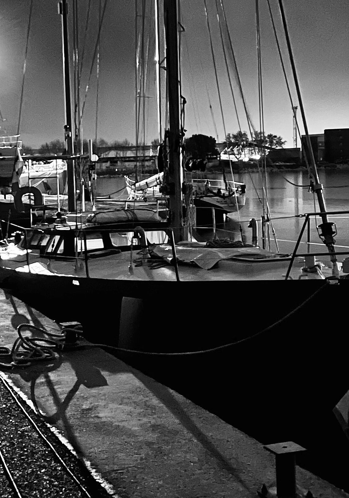 Voilier seul au milieu de la glace