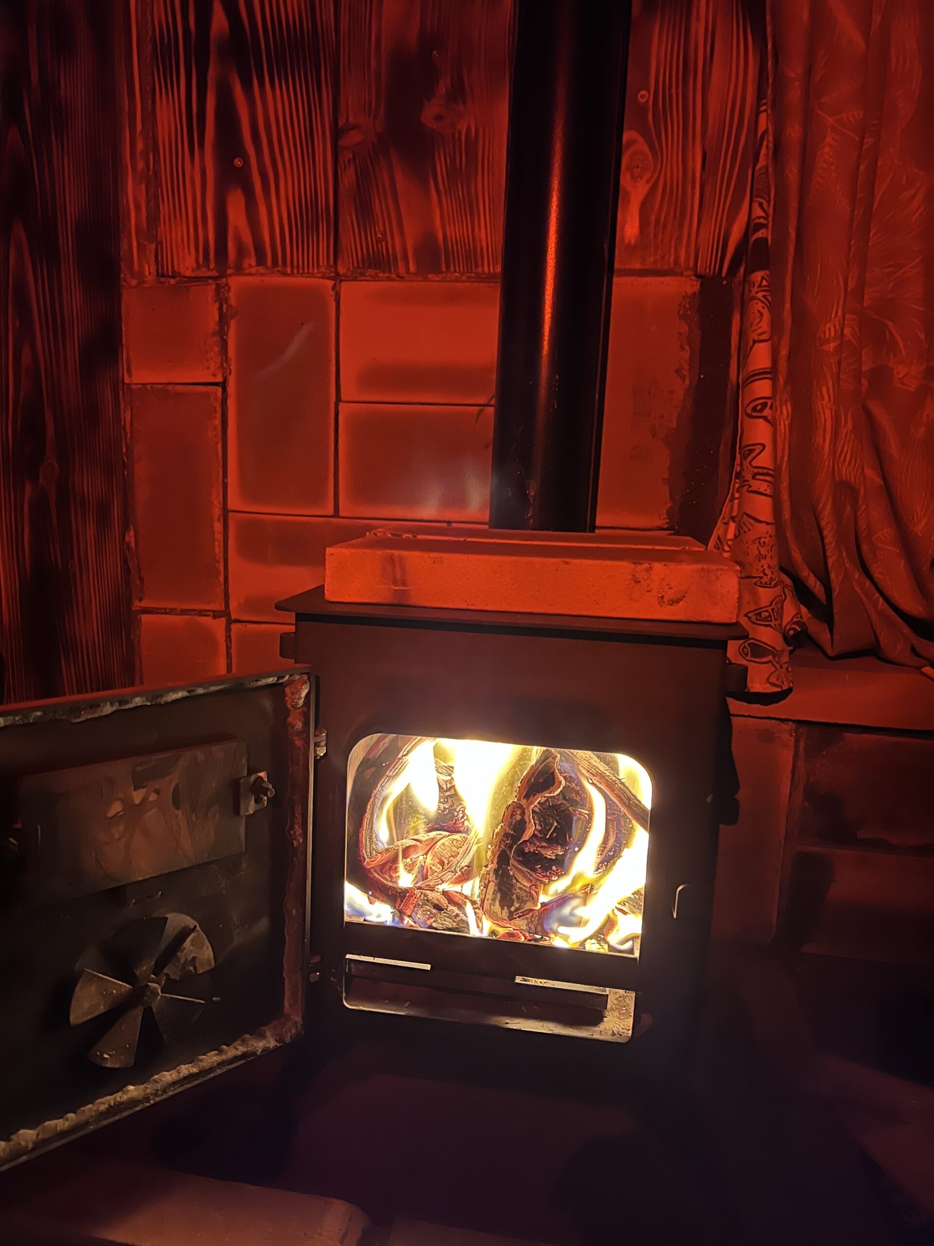 Poêle à bois rougeoyant à bord d’ARION d’ASTRION